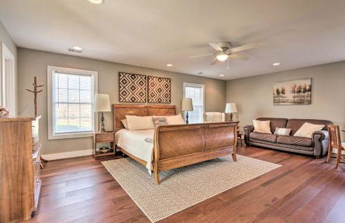 Morrisonville Manor with Fire Pit and Hot Tub! - Foto 14