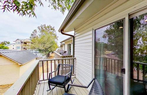 Contemporary, Dog-Friendly Townhouse with Balcony, Pool & Day Docks - Foto 5