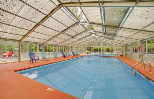 Pet-Friendly Creekside Cabin with Pool Access! - Foto 33