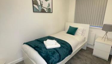 Lovely 2 bed house Cannock Driveway for 2 vehicles Perfect for contractors Business Travellers Short Stays Close to M54 M6 i54 A38 A5 McArthur Glen Designer Outlet - Foto 5