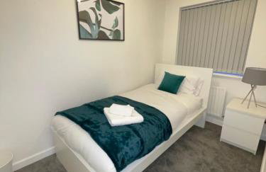 Lovely 2 bed house Cannock Driveway for 2 vehicles Perfect for contractors Business Travellers Short Stays Close to M54 M6 i54 A38 A5 McArthur Glen Designer Outlet - Foto 5