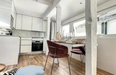 Chic Penthouse with Urban Charm & Rooftop - Foto 4