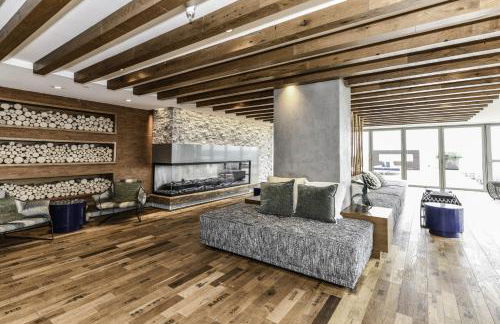 Urban 2BR Oasis with Scenic Rooftop and Gym - Foto 46