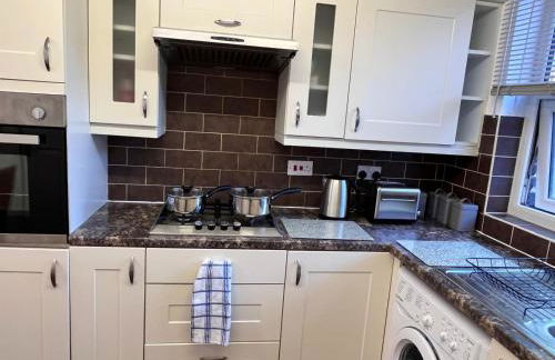 Abbey Wood Serviced Apartment 3BRH Free Wi-Fi Parking Tea and Coffee - Photo 4