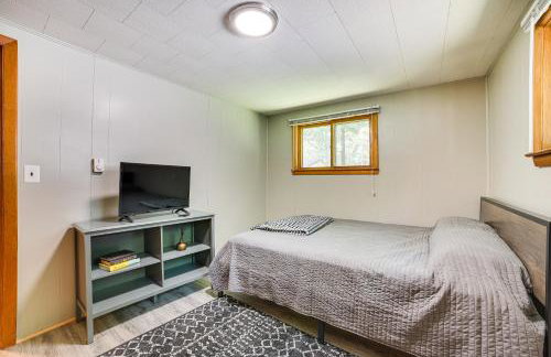 Prudenville Family Home with Game Room and Fire Pit! - Foto 10