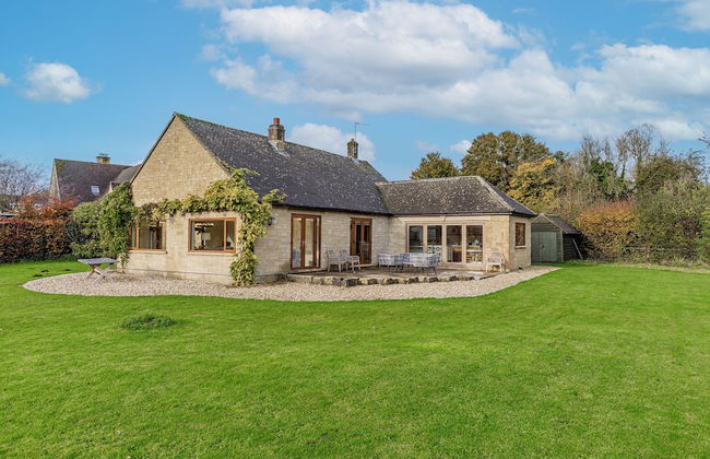 Charming 3BD Cotswolds Family Retreat - Photo 35