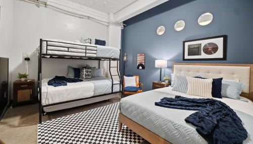 Spacious 1BR loft with flexible group sleeping - Foto 3