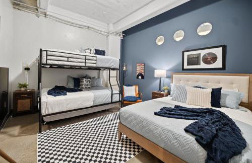 Spacious 1BR loft with flexible group sleeping - Foto 3