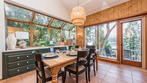 Waterfront Retreat with Fireplace, Hot Tub & Sauna - Foto 4