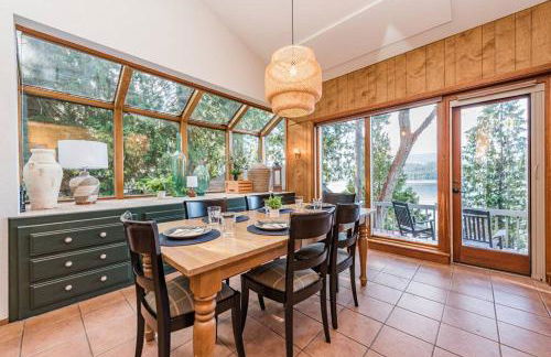 Waterfront Retreat with Fireplace, Hot Tub & Sauna - Foto 4