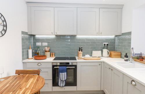 The Cottage on The Square - Photo 12