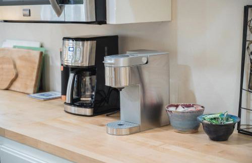 Lavender & Vine - Downtown Retreat with Hot Tub and Fire Pit! - Foto 28