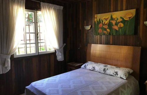 Lindo e aconchegante chalé com piscina, lareira e churrasqueira - Foto 20