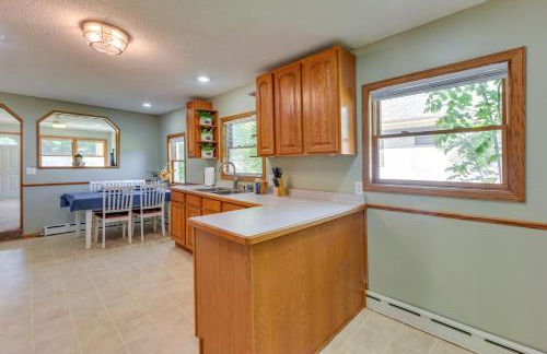 Dog-Friendly Watertown Vacation Rental with Deck - Foto 9