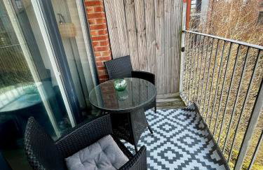 Serene 2-Bed Flat with Canal Views - Coop Live & Ethiad - Foto 10