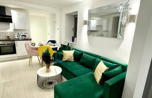 Award Winner of 2026 &2025 traveller & Best guest rated apartment, two bedroom, #1 Leeds city centres most central location, Great 180 degree views,balcony , PARKING onsite, Netflix & WiFi - Foto 68