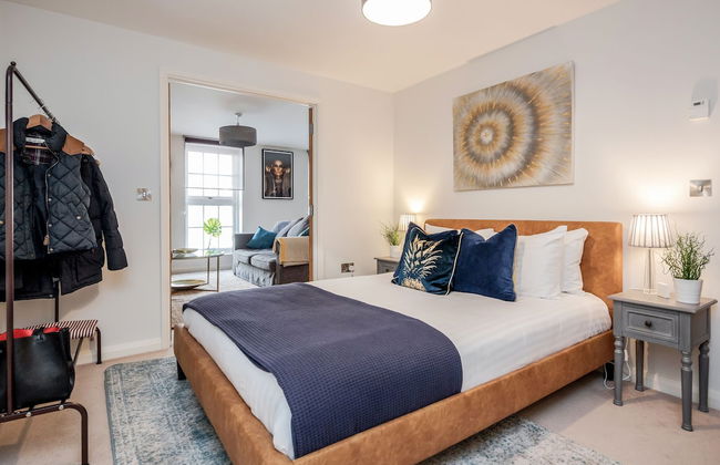 Beautiful Central Windsor Apartment - Photo 1