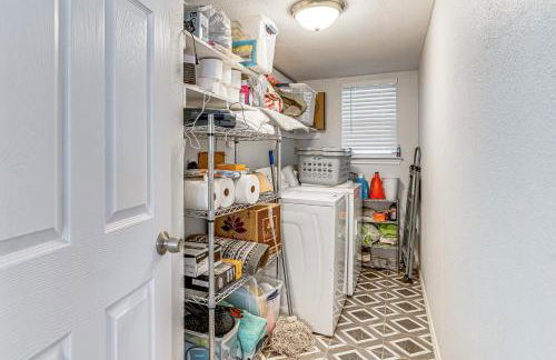 Luxury Lakefront Retreat with Dock in Runaway Bay - Foto 27