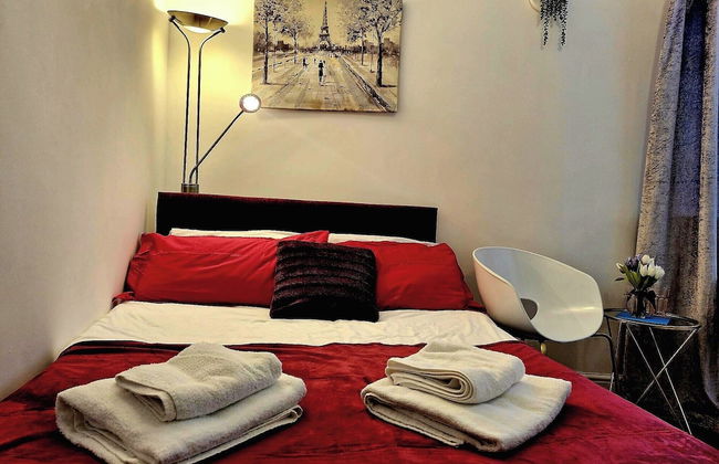 Seaside Bliss Apartment for Style and Comfort - Photo 13