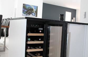 Modern 4 bedroom villa, air-conditioning, swimming pool, private gardens - Photo 7