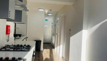 Newly Refubirshed House, Ideal for group Stay- 5 En-suite beds, close to Heathrow & 5 mins from Hayes Stn - Elizabeth Line - Foto 3