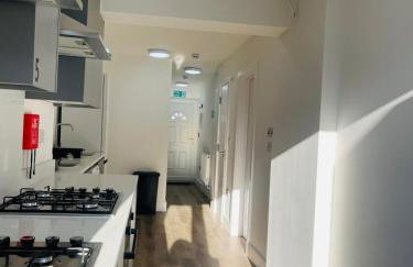 Newly Refubirshed House, Ideal for group Stay- 5 En-suite beds, close to Heathrow & 5 mins from Hayes Stn - Elizabeth Line - Foto 3