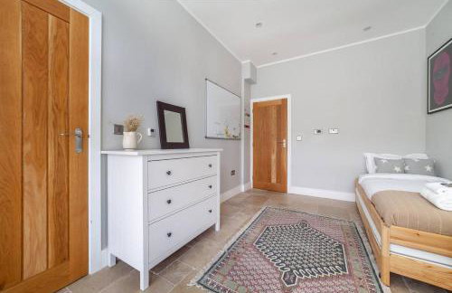 Beautiful light filled apartment in London - Photo 14