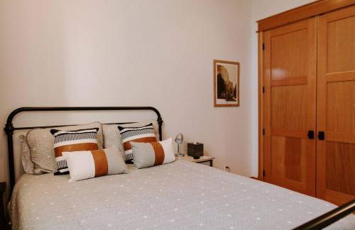 Stylish Main St Loft with Balconies and Garage - Foto 27