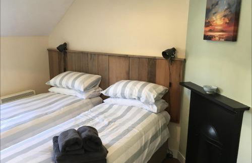 Cosy Arts & Crafts Cottage with stunning views - Photo 10