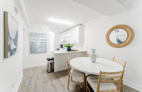 Boca Waterfront Oasis Walk to Beach with Pool, Hot Tub, Gym - Foto 14