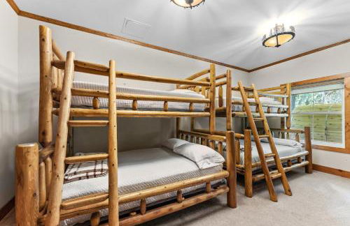 Gorgeous 5 Bdr with Hot Tub - Walk to Holi-Mont! - Foto 15