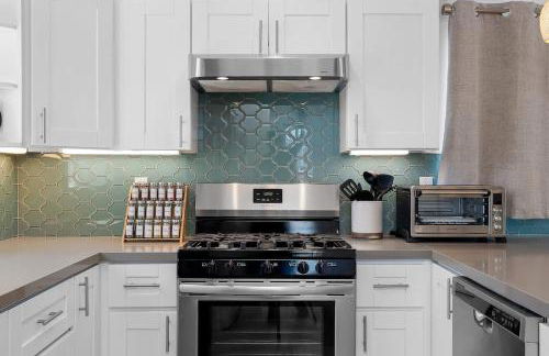 Modern Urban Escape Rooftop & Walkable Fun - Foto 13