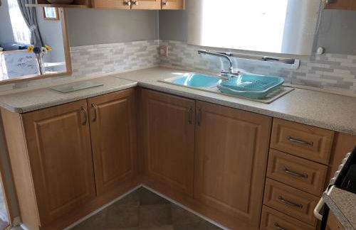 Norfolk Poppy Caravan - Sleeps 4 - WiFi and Sky TV Included - Foto 14