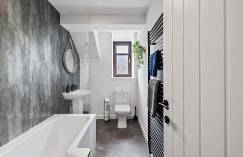 Prime Central Living 5-Bedroom 3-Bath Spacious House - Photo 17