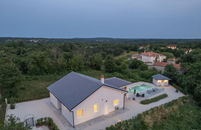 Modern Villa With Swimming Pool and Fenced Garden - Photo 34