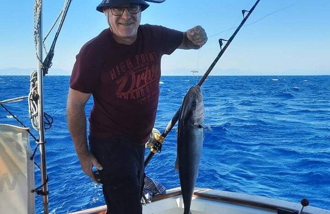 Capitán Manolis Pesca con barbacoa en el barco - Foto 37