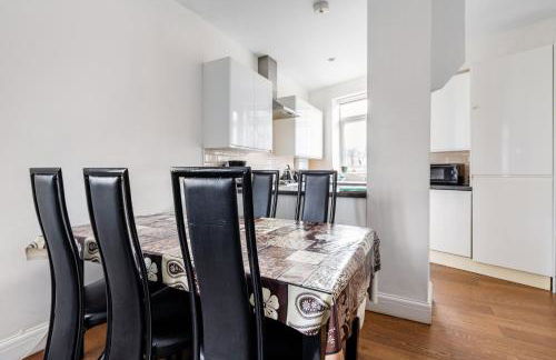 Group Friendly 2 Bed 2 Bath FREE PARKING for 2 Large Vans or up to 4 Cars Zone 2 Sleeps 10 Close to Central London and Zone 2 tube station - Photo 80