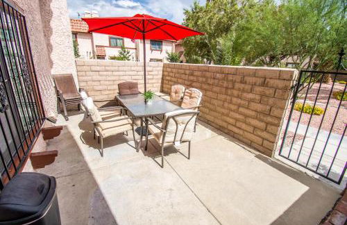 Spacious 2-Bedroom Townhouse with Pool & Private Patio in Central Las Vegas - Foto 18