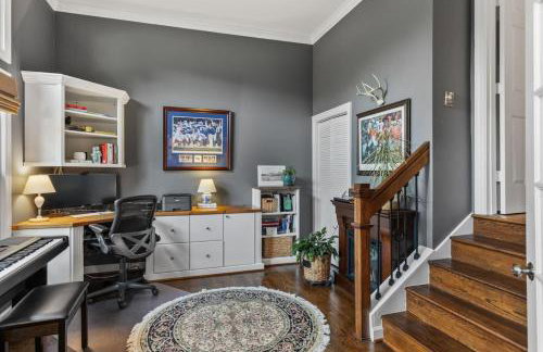 Updated and Spacious Home with Huge Yard Office and Decks - Foto 6