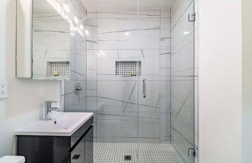 Designer Sun Filled Condo - Walk to Town - Foto 7