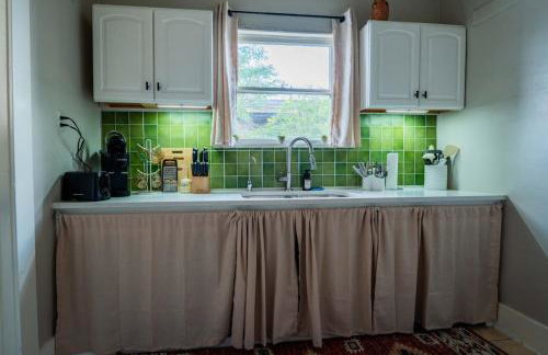 Work Desk- FirePit-Pool-Steps to UofA - Foto 28