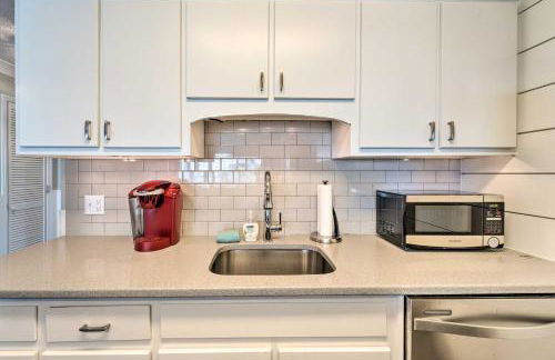 Bright Carolina Beach Condo - Walk to Shore! - Foto 12