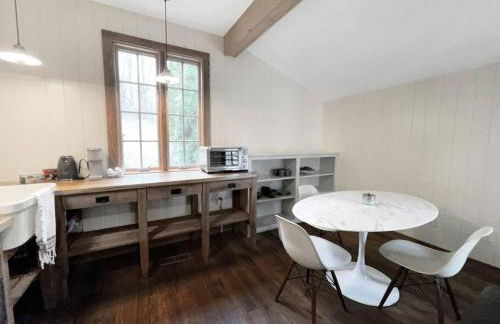 Cottage Retreat - Historic Cottage Home w Home Gym - Photo 16