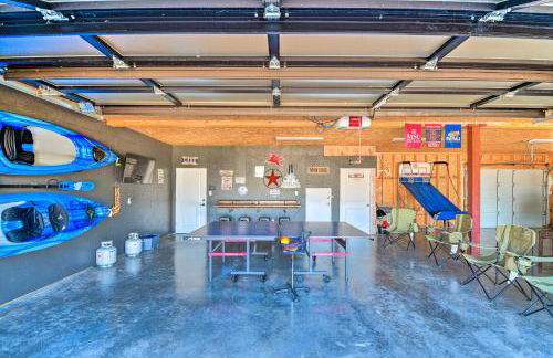Lake Granbury Views and Game Room! Modern Escape - Foto 24