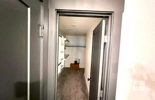 Loop, New Luxurious Large 3BR House, Sleeps 11 with Free Parking - Photo 69