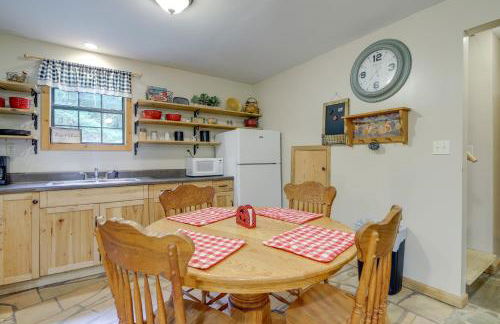 Riverfront Briceville Cabin with Patio and Fire Pit! - Foto 6