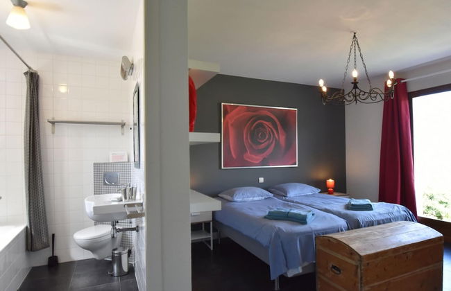 Villa With Heated Pool, Jacuzzi, Sports Field and Stunning Views - Photo 9