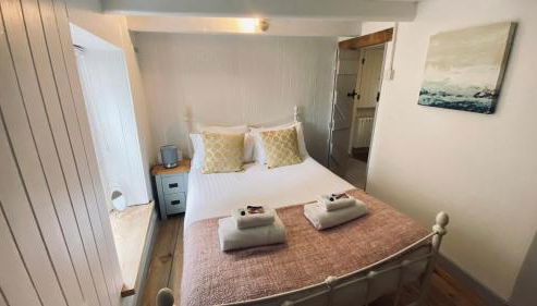 SPINDRIFT is A Beautiful Newly Refurbished THREE BEDROOM Private Family House located on the OLD HARBOUR and the COASTAL PATH in the Heart of Beautiful POLPERRO - Foto 3