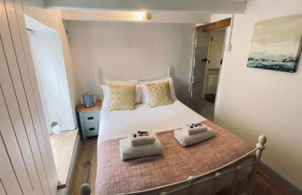 SPINDRIFT is A Beautiful Newly Refurbished THREE BEDROOM Private Family House located on the OLD HARBOUR and the COASTAL PATH in the Heart of Beautiful POLPERRO - Foto 3