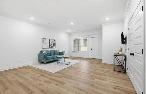 Chic 2BR2BA Home Great Location - Photo 17